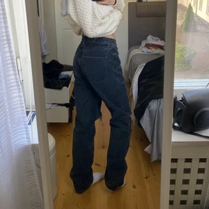 Gråa jeans - Super snygga och coola mörk gråa jeans från Zara, köpte för ett tag sen så de är slutsålda🖤🖤