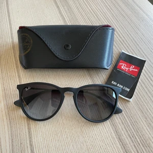 Ray-Ban solglasögon  - Säljer dessa Ray-Ban solglasögon i modellen ERIKA, svarta. Kontakta mig om fler bilder önskas 😊 skulle fler vara intresserade kan ev en budgivning starta.