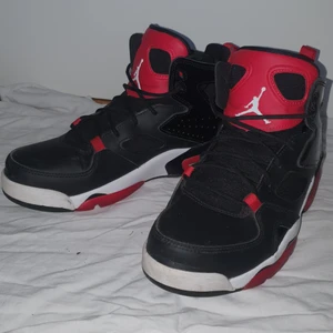 Ett par jordan flight club 91 - Har använt dem i ett tag men har för stora fötter lite creasade köpta för 1600