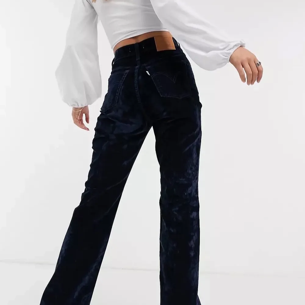 Säljer dessa mörkblåa Levi’s byxor i krossat sammet. Köpta på ASOS för 1200kr och använda en gång. Dom är långa på mig som är 176.. Jeans & Byxor.