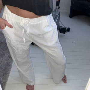 Linnebyxor - Säljer dessa nästan oanvända linnebyxor storlek m men mer s man kan reglera de i midjan med snöret:)är 164 och går över skorna