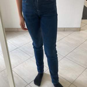 Mörkblå jeans från lee high waist jeans aldrig använt 