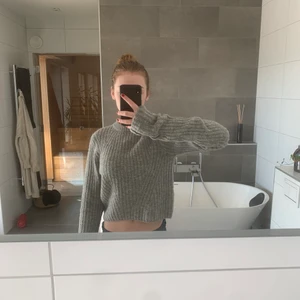Grå stickad tröja  - Mysig stickad tröja med långa armar från bikbok, kommer inte till andvändning 💗