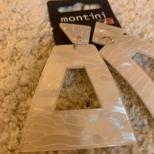 Örhängen - Ännu ett par örhängen från ur&penn, köpta för 50kr då jag fick rabbat, helt oanvända så säljer de för 35kr. 