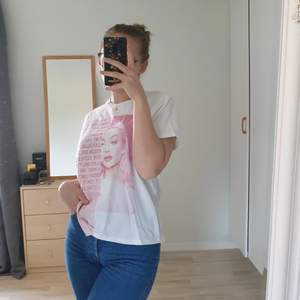 T-shirt med Zara Larsson bild och text. S/M