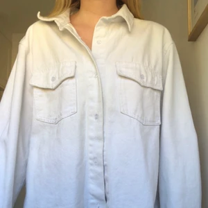 Skjorta  - En skjorta/jacka som är perfekt att ha bara som den är eller som jacka med någon under. Pga den är uppsydd så säljer jag den billigare 