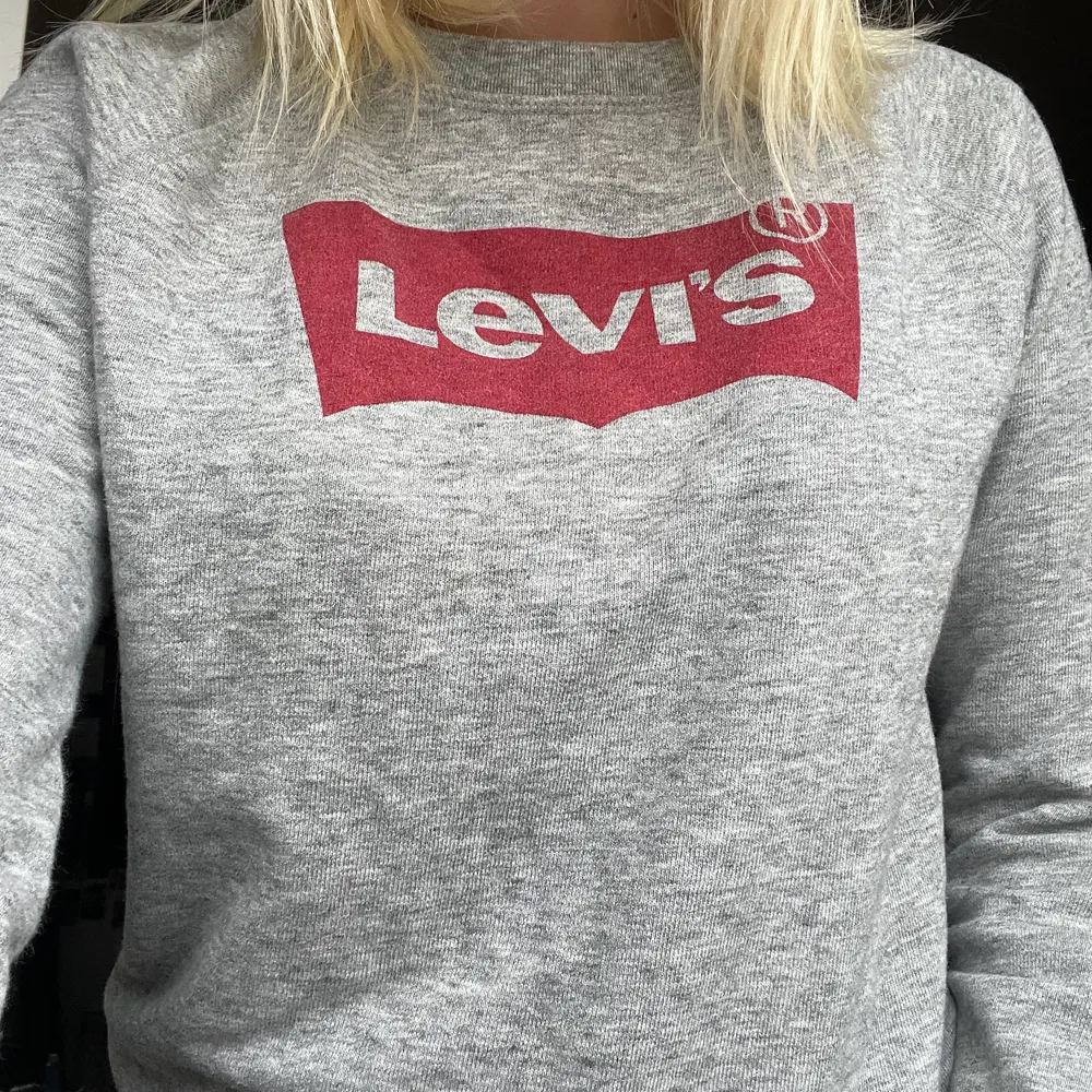 Säljer min super mysiga Levis tröja då den aldrig kommer till användning o de hade vart kul om någon annan skulle vilja ha den. Verkligen jätte fint skick på den, helt som ny! 💓. Tröjor & Koftor.