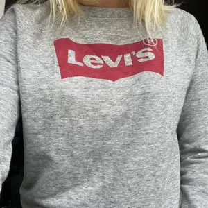 Säljer min super mysiga Levis tröja då den aldrig kommer till användning o de hade vart kul om någon annan skulle vilja ha den. Verkligen jätte fint skick på den, helt som ny! 💓