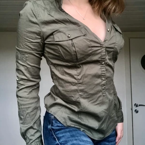 Cool militärgrön skjorta  - Snygg grön skjorta i storlek XS/S. 