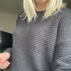 Stickad tröja  - Denna stickade tröja är i jätte fint skick för jag har typ aldrig användt den! Mest hängt inne i garderoben. Tveka inte på att höra av er ifall ni har några frågor eller funderingar❤️ (den är svart irl, ljuset gjorde den gråare)
