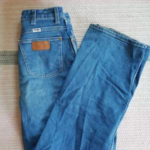 Höga jeans från wrangler. W27 L32. Lite stretchiga. 