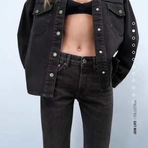 Zara jeans - De trendiga mid rise jeansen från zara. Strl 36, slutsålda. De är nästintill oanvända då de är pågränsem till för korta på mig, säljer vid bra bud. Nypris: 369 tror jag. Köpare står för frakten, kom privat för fler bilder eller frågor:) 