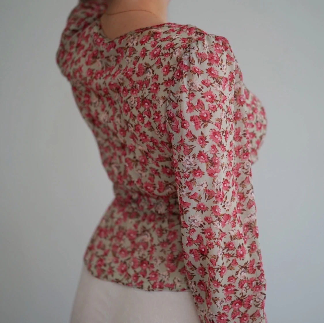 Söt blommig blus  - 90