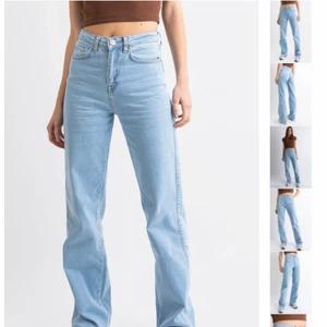 Blåa jeans - Ett par blåa jeans från Madlady. De är i strl 34 L32. Jag tror att de är high waist i modellen men på mig sitter de mer mid waist. Nypris är 549kr, skriv privat för frågor och fler bilder.
