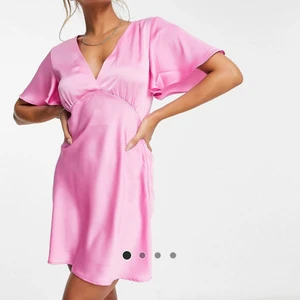 Klänning - Superfin slutsåld klänning från stradivarius. Helt ny med prislapp kvar! Modellen bär storlek S 💖