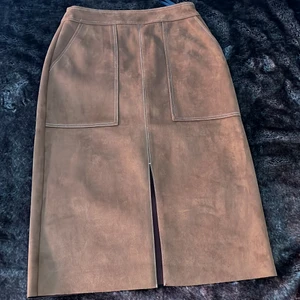 DOROTHY PERKINGS - Super fin kjol, moca färg passar bra i storleken. Använd bara 1 gång 💫