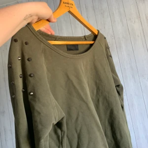 Tröja - Denna fräcka tröja från Carlings som jag har hållit hårt i, lär jag tyvärr säga hejdå till nu. Nitar på axlarna, väldigt gott skick, sticker ut lite i mängden❤️