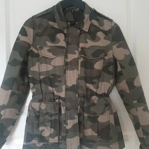 Jacka - En utility militär jacka från hm 👩🏻‍✈️🌱 stilig jacka i bra skick. Den kommer med en liten olivgrön+brun päls 💚 passar perfekt till våren och hösten 🌸🍂
