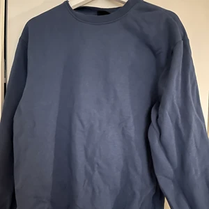 Sweatshirt  - Marinblå sweatshirt från Hm killavdelning, använd 1 tillfälle