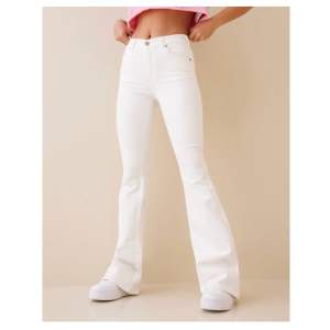 Vita flare jeans från never denim i bra skick, strl L, korta i benen så passar en M med långa ben/L med korta ben! Nypris 599🤍