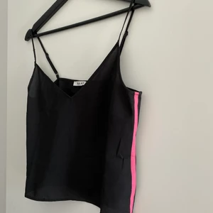 Topp - Sååå fint svart linne med rosa detaljer på sidorna💓🖤 från NA-KD, aldrig använt men lappen är tyvärr borta. Storlek 36. 65kr + frakt 🥰
