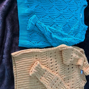 Stickade tröjor  - Olika mönster på båda tröjorna. 