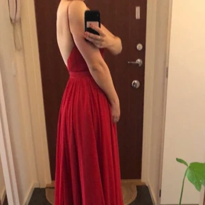  Balklänning - Balklänning. Kemtvättad. Använd 1 gång. Passar den korta personen. Jag är 155cm lång och den passar fint med klackar på 5-7cm. Inga defekter. Frakt ingår i priset. Kan också mötas upp i Kungälv/Göteborg.