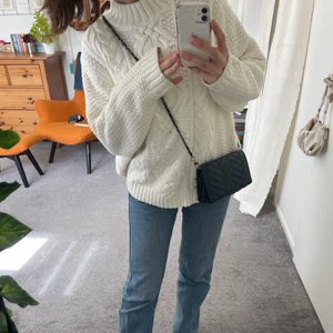 Stickad tröja  - Så skön och fin stickad tröja perfekt till sommarkvällar. Köpt secondhand. Inga fel eller defekter alls! 🌟💕