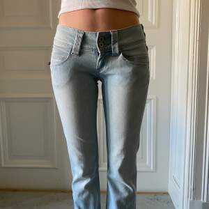 Snygga lågmidjade jeans från pepe jeans. Säljer då dem inte kommer till användning. Straight i modellen och fin färg till sommaren🤗🤗