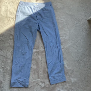 Linnebyxor från Arket - Ljusblå linnebyxor från arket, är bra längd på mig som är 163 ungefär💕