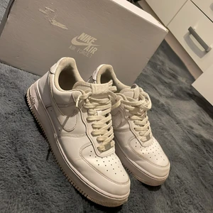 Nike Air force 1 - Vita Air forces som är användna i ett halvår, de är fräscha och nytvättade, är såklart lite creasade. Storlek 43.                   Skriv privat ifall ni är intresserade!                                      Obs! Priset kan förhandlas
