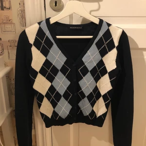 Kofta från Brandy Melville💙 - Säljer superfin kofta från Brandy Melville💙Strl onesize men skulle säga en Xs/S! 120kr+frakt! Kontakta gärna mig vid frågor!❤️