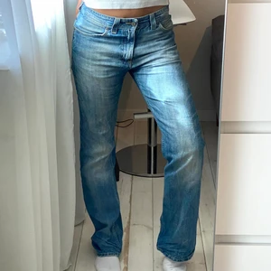 Vintage ljusblå jeans - INTRESSEKOLL på dessa otroliga vintage jeans i en skitfin blå färg! Midjemått 37, innerben 84cm, sitter snyggt oversize på mig som brukar ha 36 och är ca 168! Perfekta nu till sommaren! Skriv för frågor, mått eller fler bilder!💕💕💞 BUD PÅ: 300kr💕💞