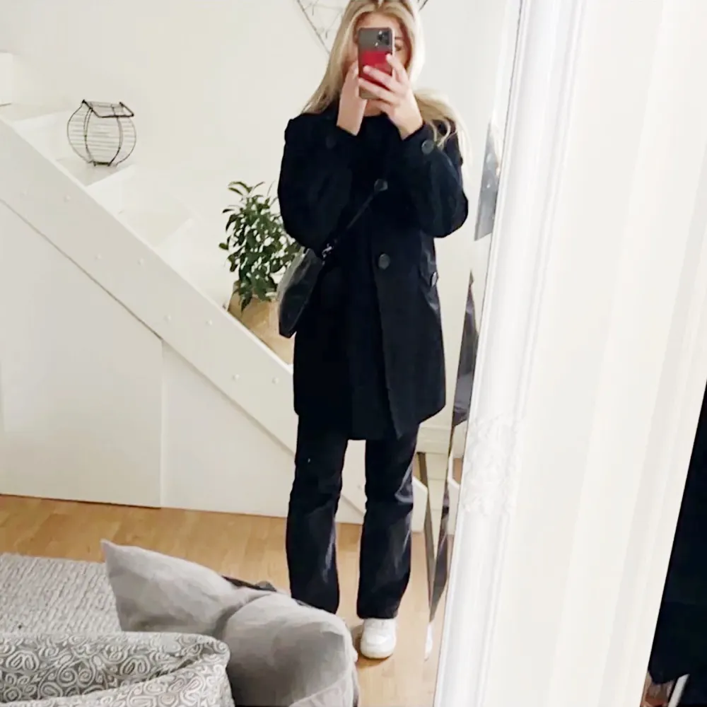 Skitsnygg svart kappa, perfekt nu i vår! 🌸✨🦋 i storlek 36 från H&M, i jättefint skick!. Jackor.