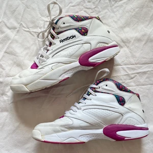 Vintage Reebok - Coola vintage reebok, befintligt skick. Går ej att köpa nånstans längre. Säljer vidare då de ej passar mig, Strl 38 1/2 men skulle säga passar mellan 37-38. Köparen står för frakt. ❤️