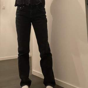 Jättefina svarta midwaist jeans från Zara!❤️ jätte bra skick! Storlek 38 men passar mig som vanligtvis har 36/s i byxor. 