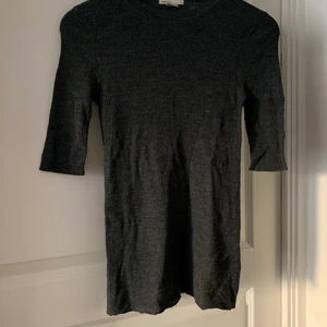 T-shirt från H&M i Merino Wool - T-shirt i Merino Wool från H&M. Är absolut öppen för prisförslag, kan mötas upp i Stockholm och det är bara att skriva för fler bilder!!