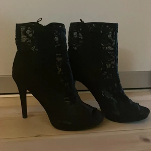 Skor i spets med öppen tå - Använda 1 gång. Strlk 37