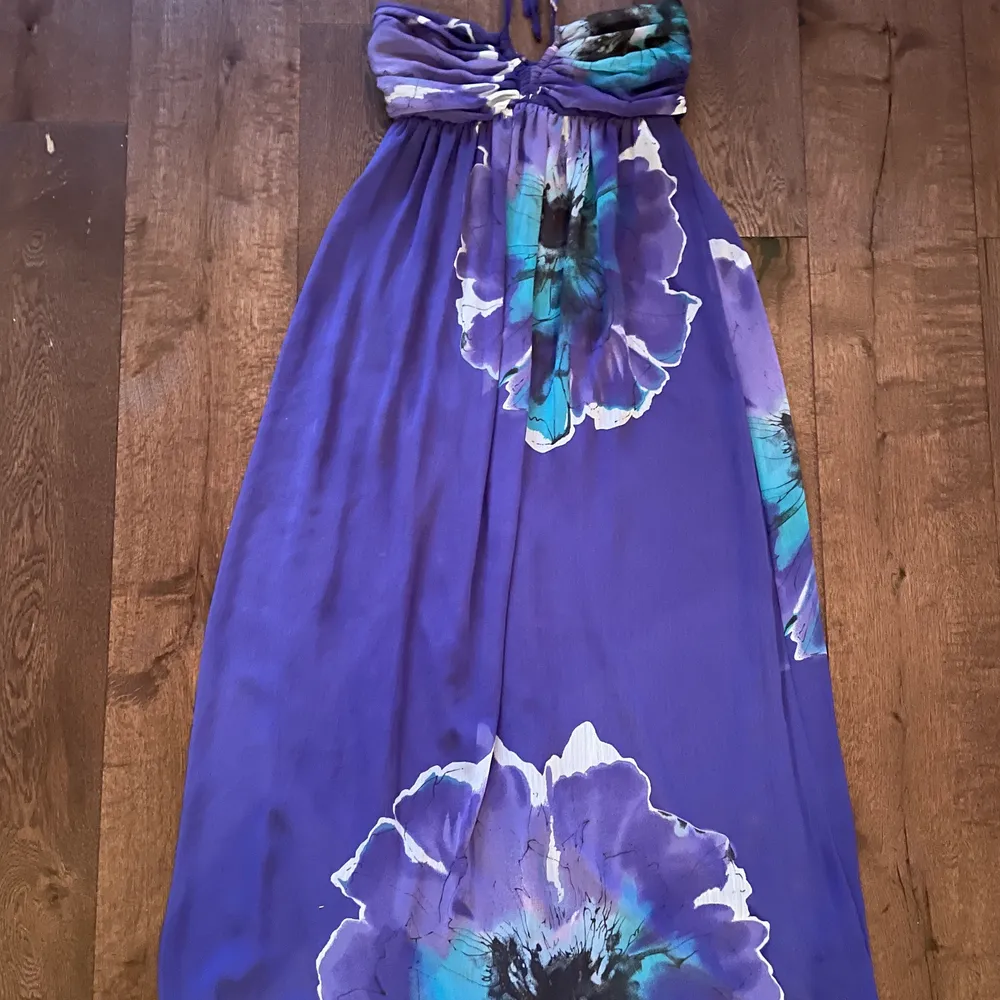 Snygg blålila färg med blom-mönster. Luftig skön och härlig för sommaren!. Klänningar.