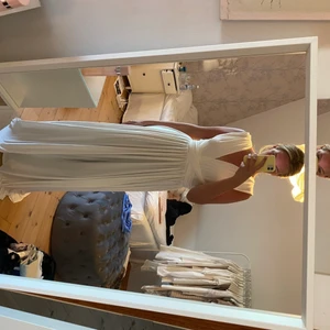 Eliza and ethan balklänning  - Tog studenten 2020 och hann köpa en balklänning men fick inte användning för den. Jag säljer alltså nu en helt ny Eliza and ethan klänning. Den är köpt på Åsadesign. Den är hel ny med lapparna kvar. Kan knytas på flera olika sätt.  Nypris-2500, men pris kan diskuteras vid snabb affär 