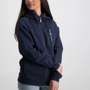 Sail Racing  - Säljer min Sail Racing kofta i färgen marinblå då den ej kommer till användning längre. I fint skick och för fler funderingar kontakta mig på dm köpt för 999kr och pris kan diskuteras vid snabb köp💕