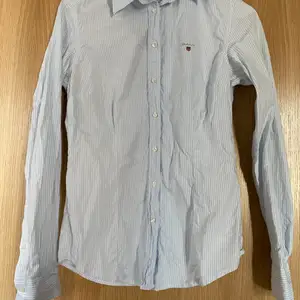 Fin äkta Gant skjorta i storlek 38 men passar 36 likaså! Säljes tvättad och struken! Blå-vit randig! 