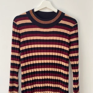 Morris klänning - Suuuperskön och fin morrisklänning. Perfekt till de lite finare tillfällen. Har bytt stil lite så säljer eftersom den här inte passar in i nya garderoben:) priset är plus frakten. Kan vara bra att veta att nypris är 1600kr. Så detta är ett riktigt kap!!🥰