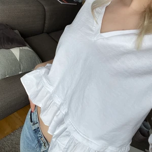 T-shirt med volanger! - Supergullig v-ringad t shirt från Zara med volanger nertill. Inte använd många ggr. 60kr + frakt❤️