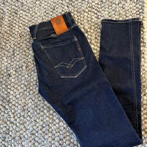 Helt oanvända replay herr jeans. säljes pga köpt i för liten storlek. Stl W30’L34 modell anbass