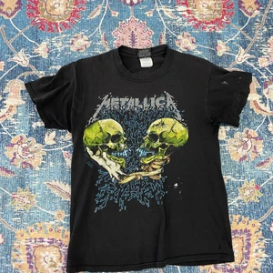 Vintage Metallica T-shirt  - Strl M, sitter som S, ett hål i armhålan…