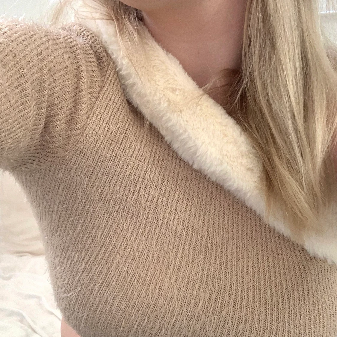 Enarmad beige tröja med detalj - 91