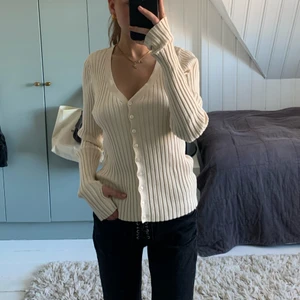 Weekday tröja - Beige kofta/tröja från weekday i jätteskönt tjockt material. Strl XS men stor i storleken. Kan mötas eller så står köparen för frakten 