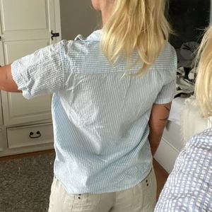 Linne skjorta ljusblå - Ljusblå randig linne skjorta (lite overzize) 