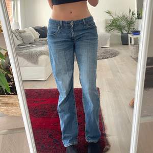 Najs lowwaist Levis jeans, vintage och storlek 31, passar en storlek 36-38 i jeans skulle jag säga. Jag är 175cm 💕